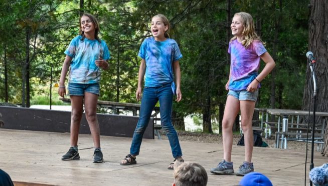 girls-singing-1-654×372
